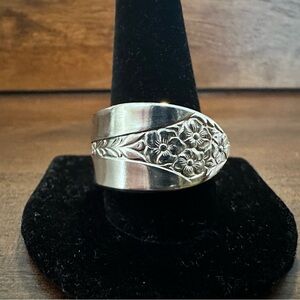 Elegant Silver Floral Ring